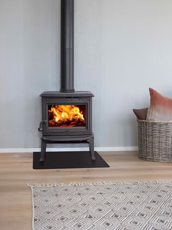 Poêle à bois Jøtul F 100 ECO.2 LL SE en fonte, avec porte vitrée, installé dans un salon