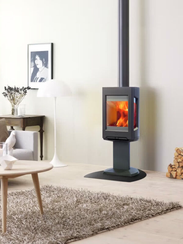 Poêle à bois Jøtul F 167 en fonte, avec porte vitrée, sur pied central, dans un salon