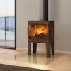 Poêle à bois Jøtul F 305 R LL en fonte, avec porte vitrée, dans un intérieur épuré