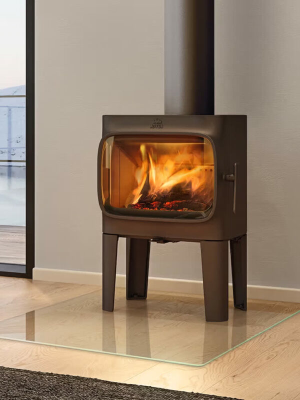 Poêle à bois Jøtul F 305 R LL en fonte, avec porte vitrée, dans un intérieur épuré