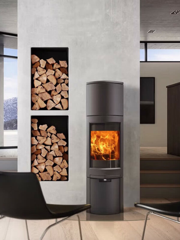 Poêle à bois Jøtul F 368 ADVANCE HIGH TOP en fonte, avec porte vitrée, avec rangement à bois intégré