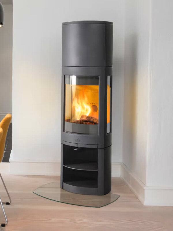 Poêle à bois Jøtul F 371 ADVANCE HIGH TOP en fonte, avec porte vitrée, dans une entrée lumineuse au parquet clair