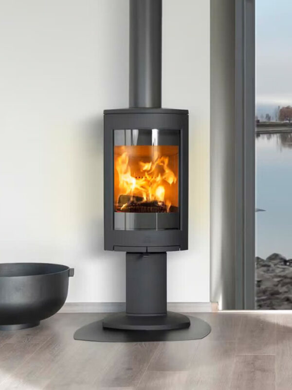 Poêle à bois Jøtul F 373 ADVANCE en fonte dans un salon