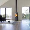 Poêle à bois Jøtul F 378 ADVANCE en fonte, avec porte vitrée, dans un intérieur lumineux