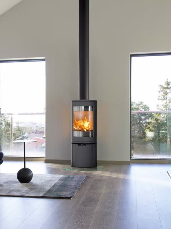 Poêle à bois Jøtul F 378 ADVANCE en fonte, avec porte vitrée, dans un intérieur lumineux