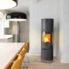 Poêle à bois Jøtul F 378 ADVANCE HIGH TOP en fonte, avec porte vitrée, dans une salle à manger