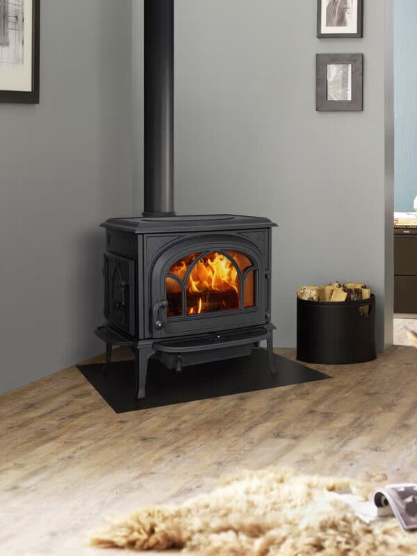Poêle à bois Jøtul F 500 ECO en fonte, avec porte vitrée, dans un salon au style rétro