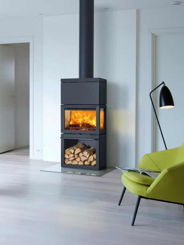 Poêle à bois Jøtul F 520 HIGH TOP en fonte, avec porte vitrée, dans un intérieur minimaliste
