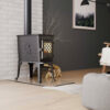 Poêle à bois Jøtul F 602 ECO en fonte, avec porte vitrée, contre un mur en briques blanches