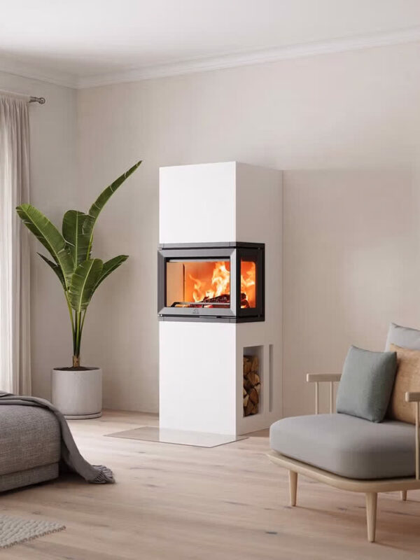 Poêle-cheminée Jøtul FS 520 FRL habillé de silicate de calcium, dans un séjour lumineux