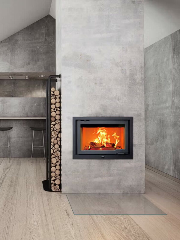Insert à bois Jøtul I 570 en fonte, entre cuisine et séjour, sur un mur en béton