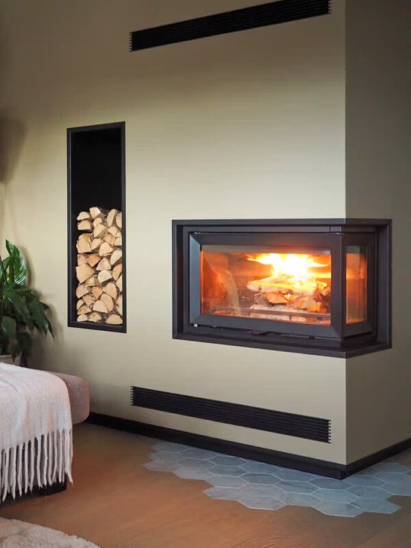 Insert à bois Jøtul I 620 FR en fonte, dans un salon cosy avec niche à bois